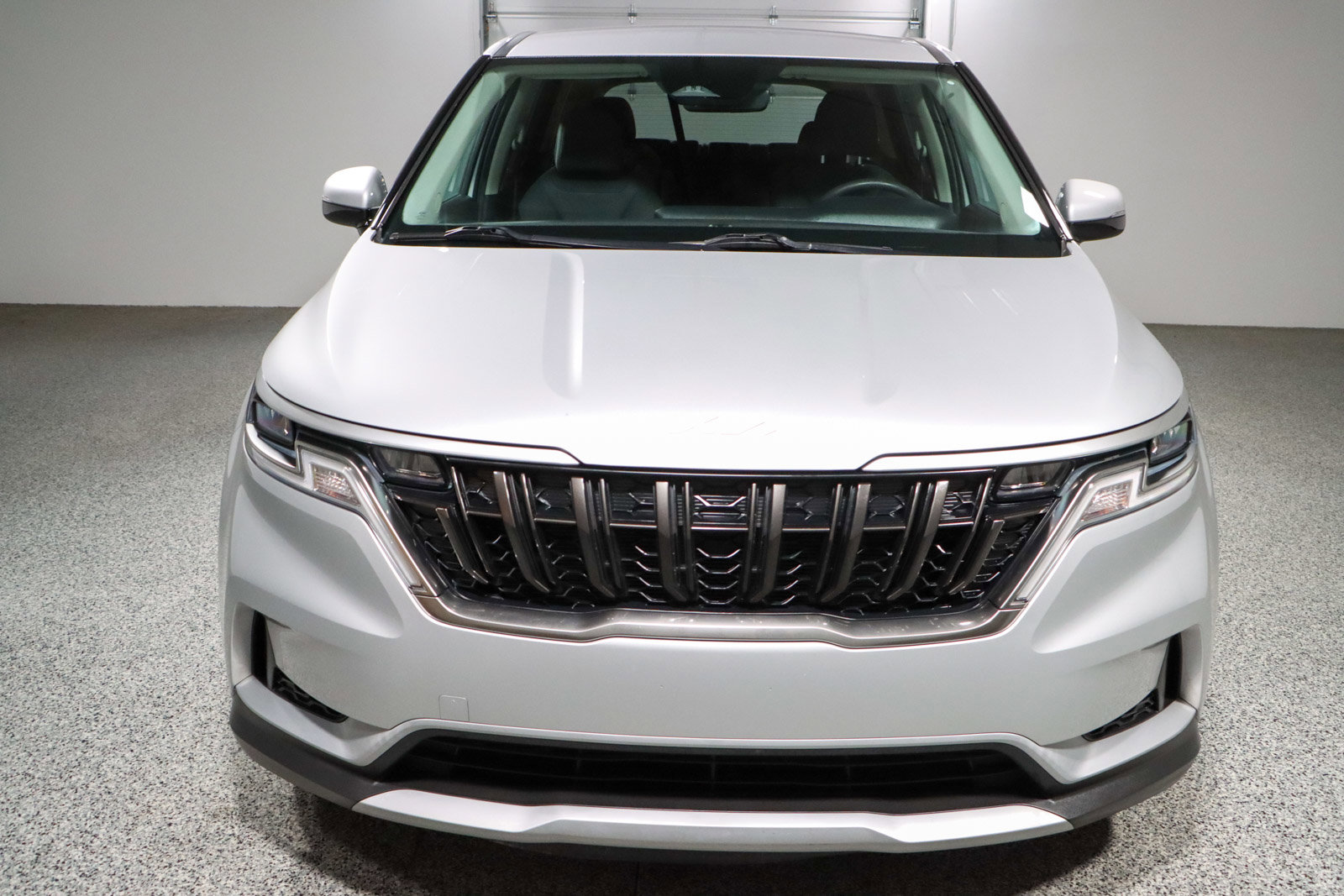 Used 2023 Kia Carnival LX image 4