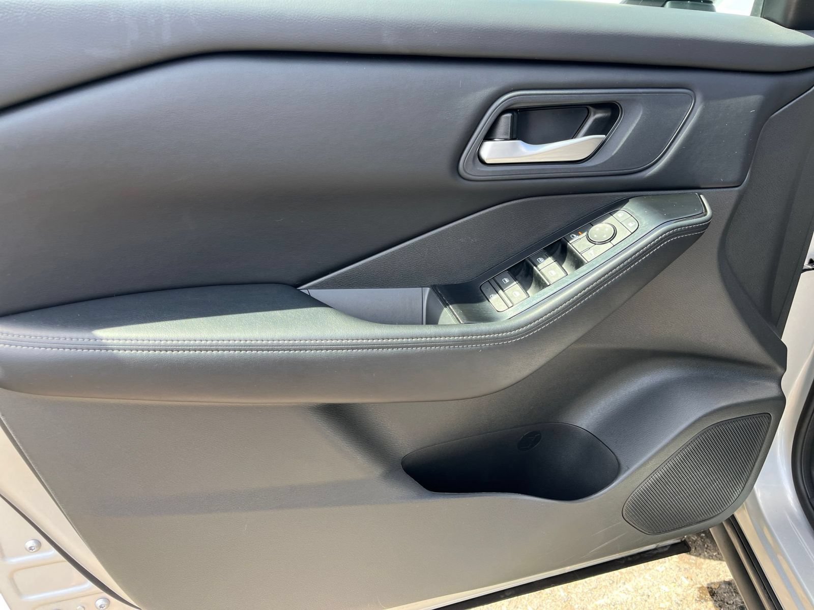 Used 2025 Nissan Rogue SV FWD image 18