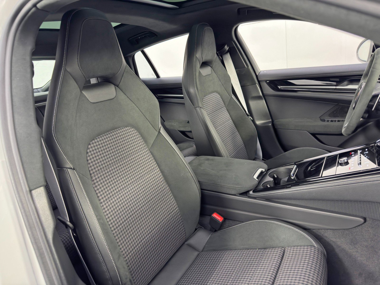 Used 2025 Porsche Panamera 4 w/ Premium Package image 44