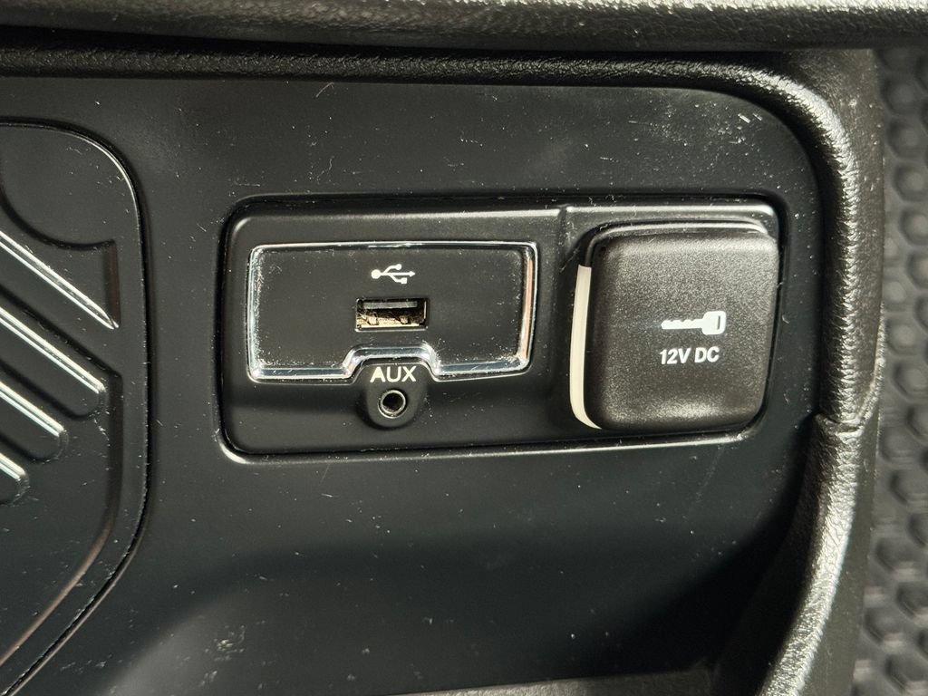 Used 2016 Jeep Renegade Latitude w/ Cold Weather Group FWD image 25