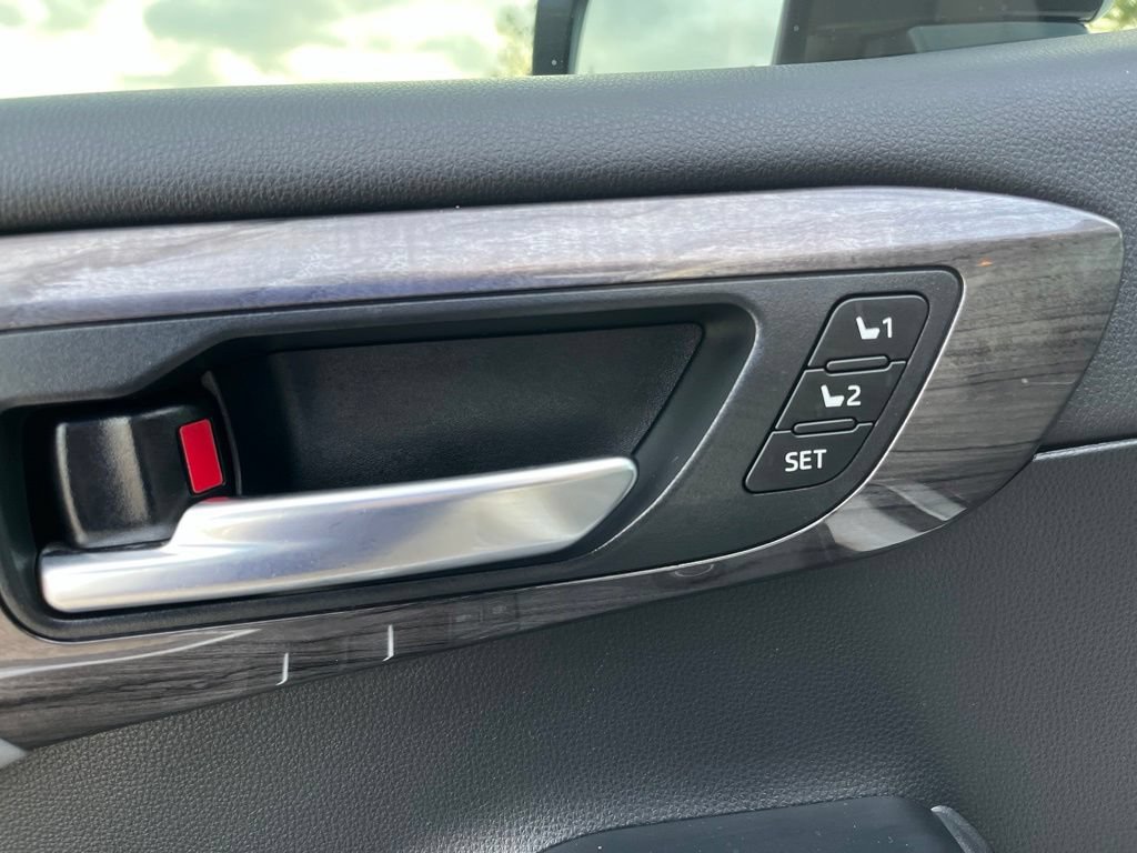 Used 2021 Toyota Highlander Platinum FWD image 12