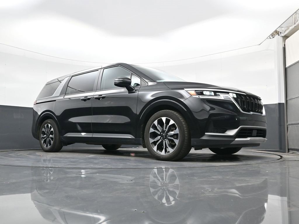 Used 2022 Kia Carnival EX image 16