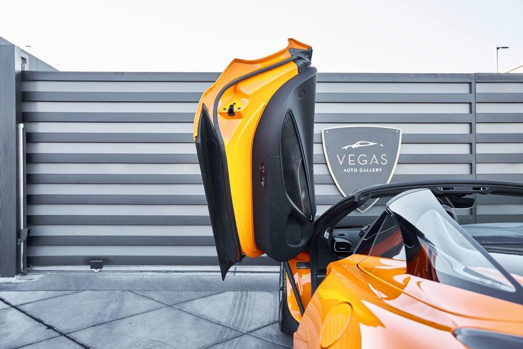 Used 2025 McLaren Artura Spider image 38