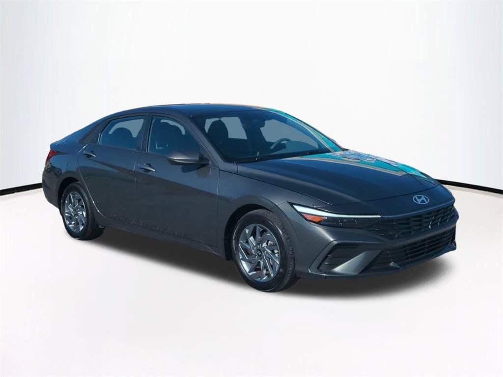 Used 2025 Hyundai Elantra Hybrid FWD image 2