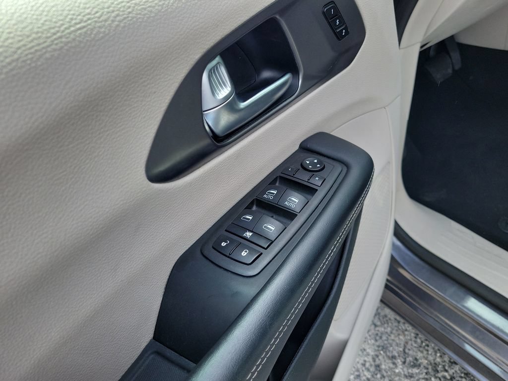 Used 2023 Chrysler Pacifica Touring-L FWD image 22