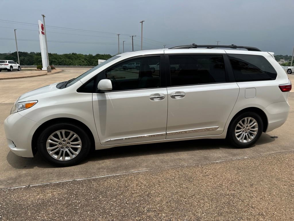 Used 2015 Toyota Sienna XLE FWD image 4