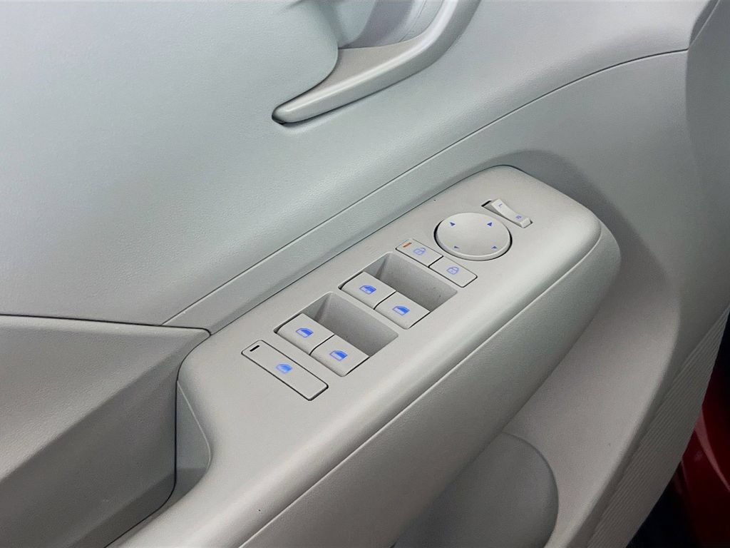Used 2025 Hyundai Kona SEL AWD/4WD image 17