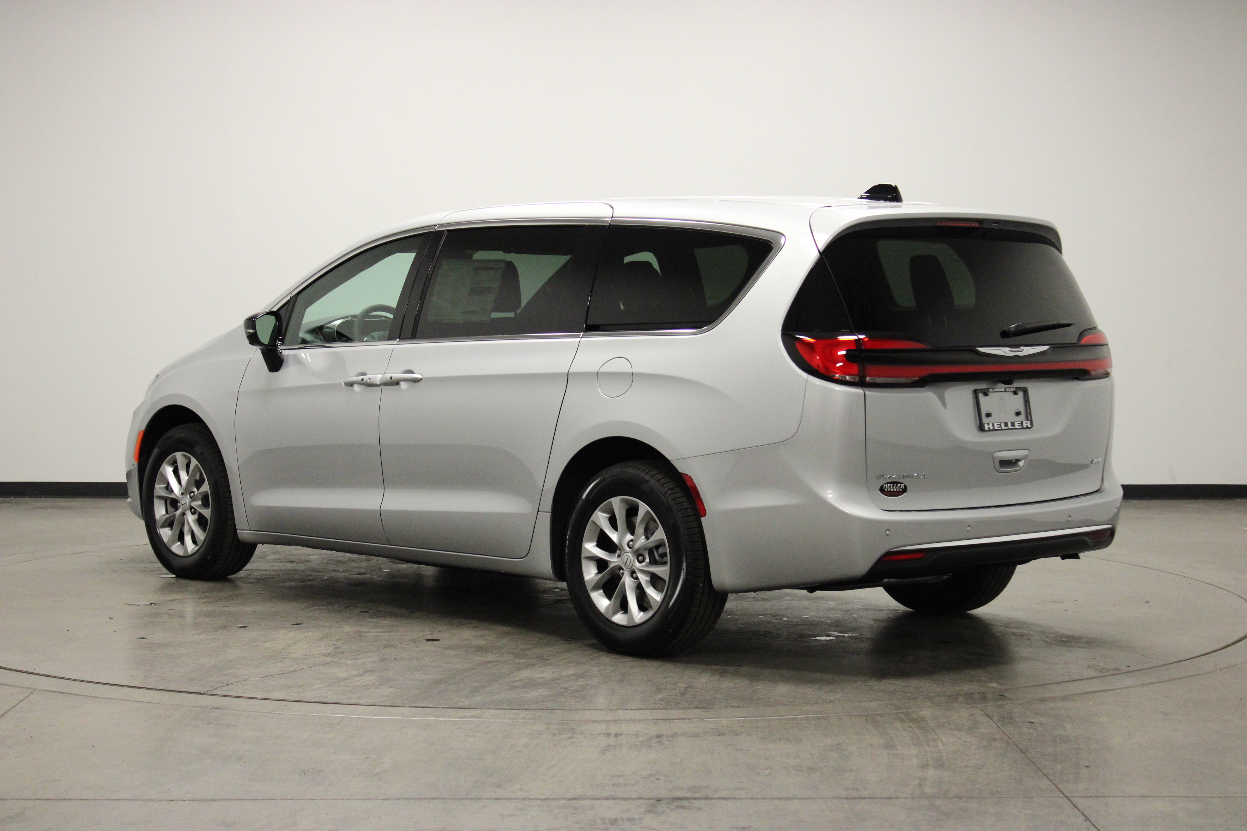 New 2026 Chrysler Pacifica Select AWD/4WD image 6