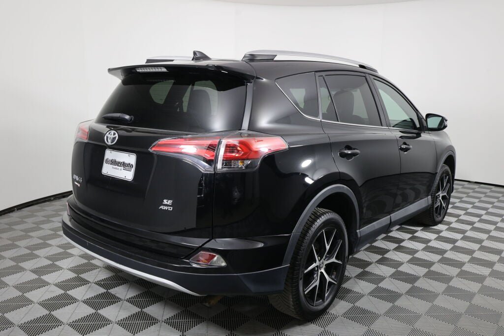 Used 2016 Toyota RAV4 SE image 2