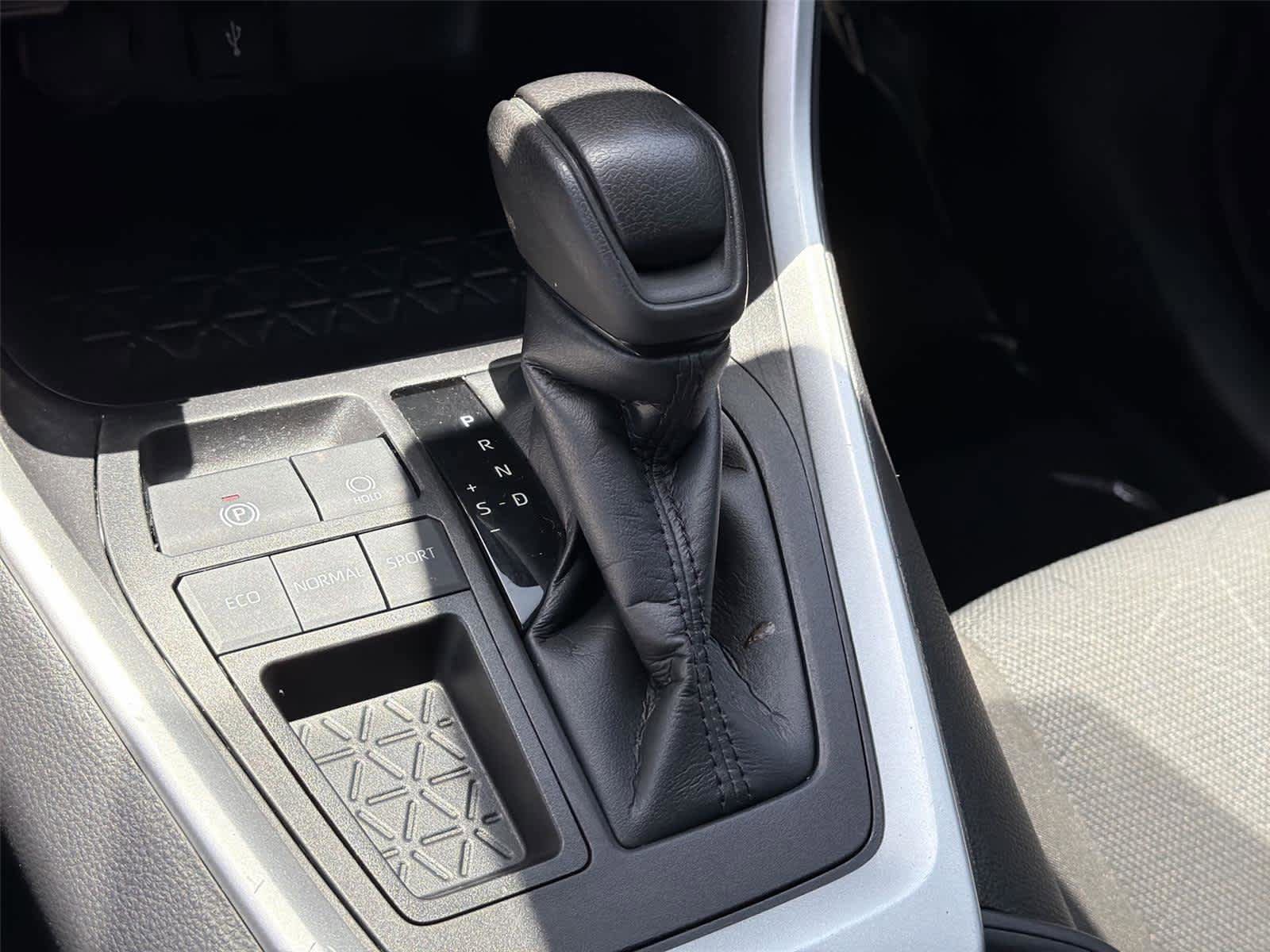 Used 2022 Toyota RAV4 XLE FWD image 18
