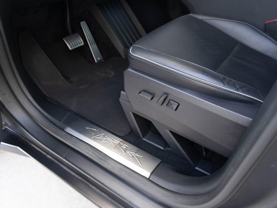 Used 2024 Tesla Cybertruck AWD Crew Cab image 14