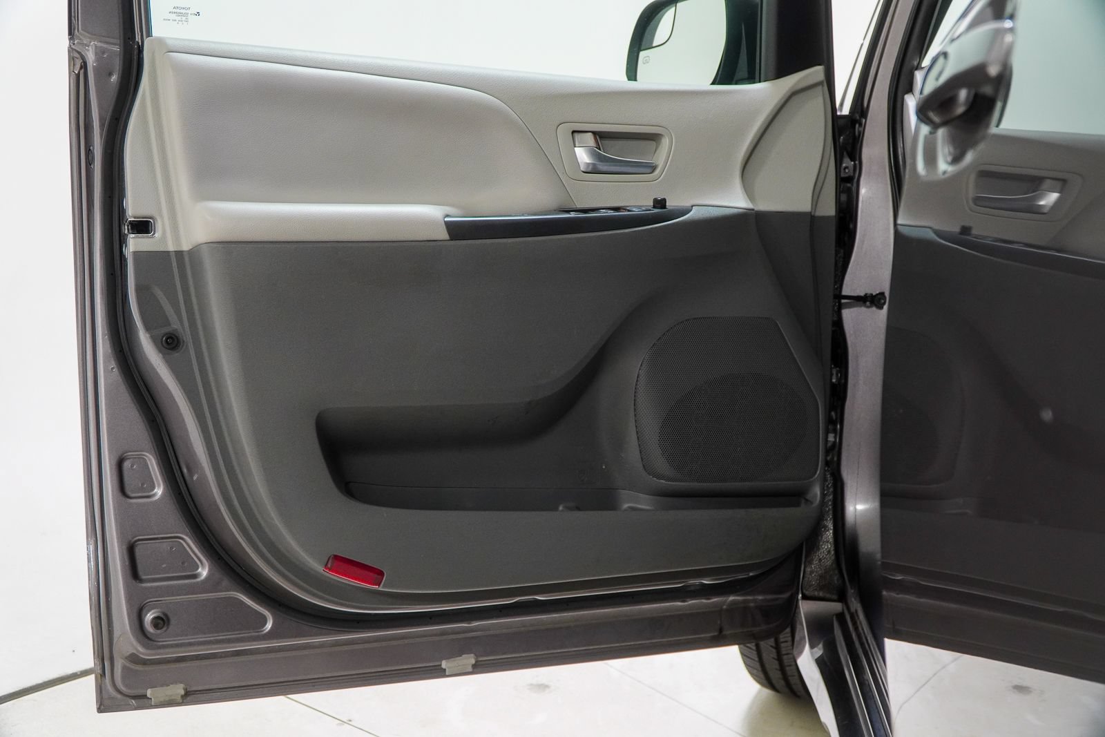 Used 2020 Toyota Sienna LE FWD image 18