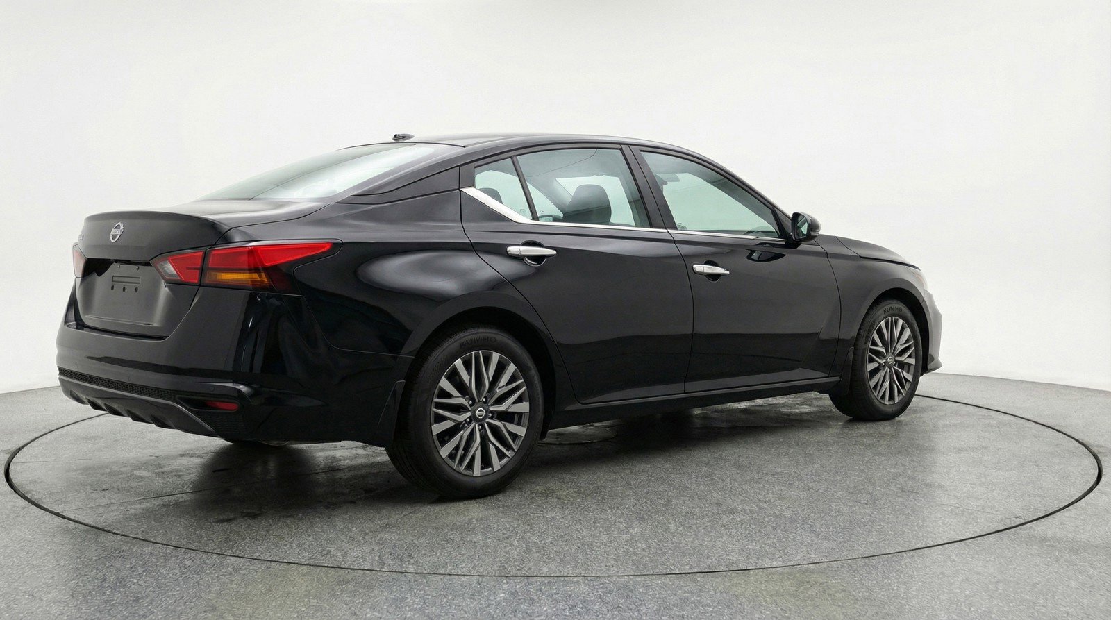 Used 2025 Nissan Altima 2.5 SV image 9