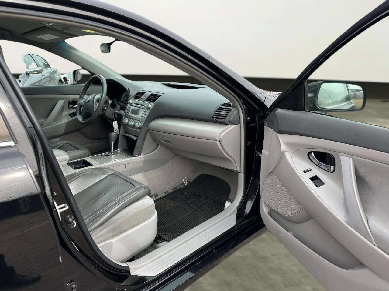 Used 2009 Toyota Camry LE FWD image 18