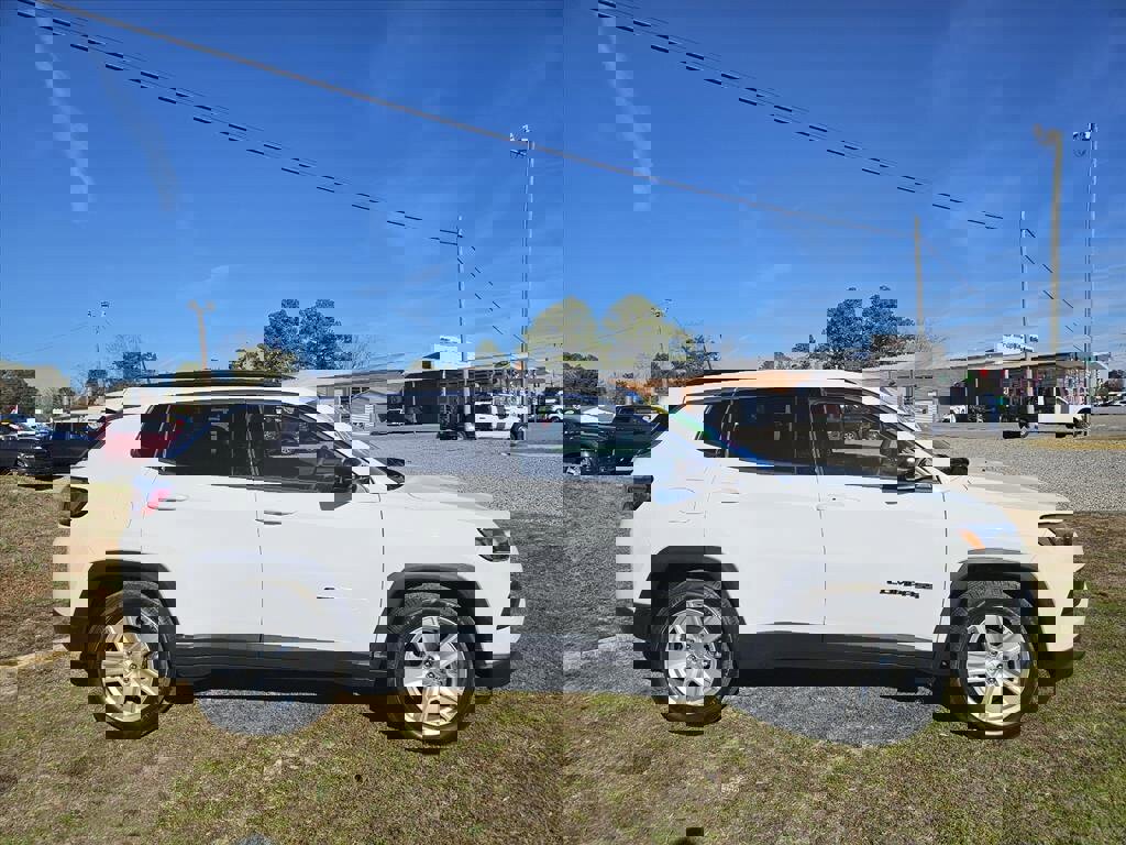 Used 2022 Jeep Compass Latitude image 2