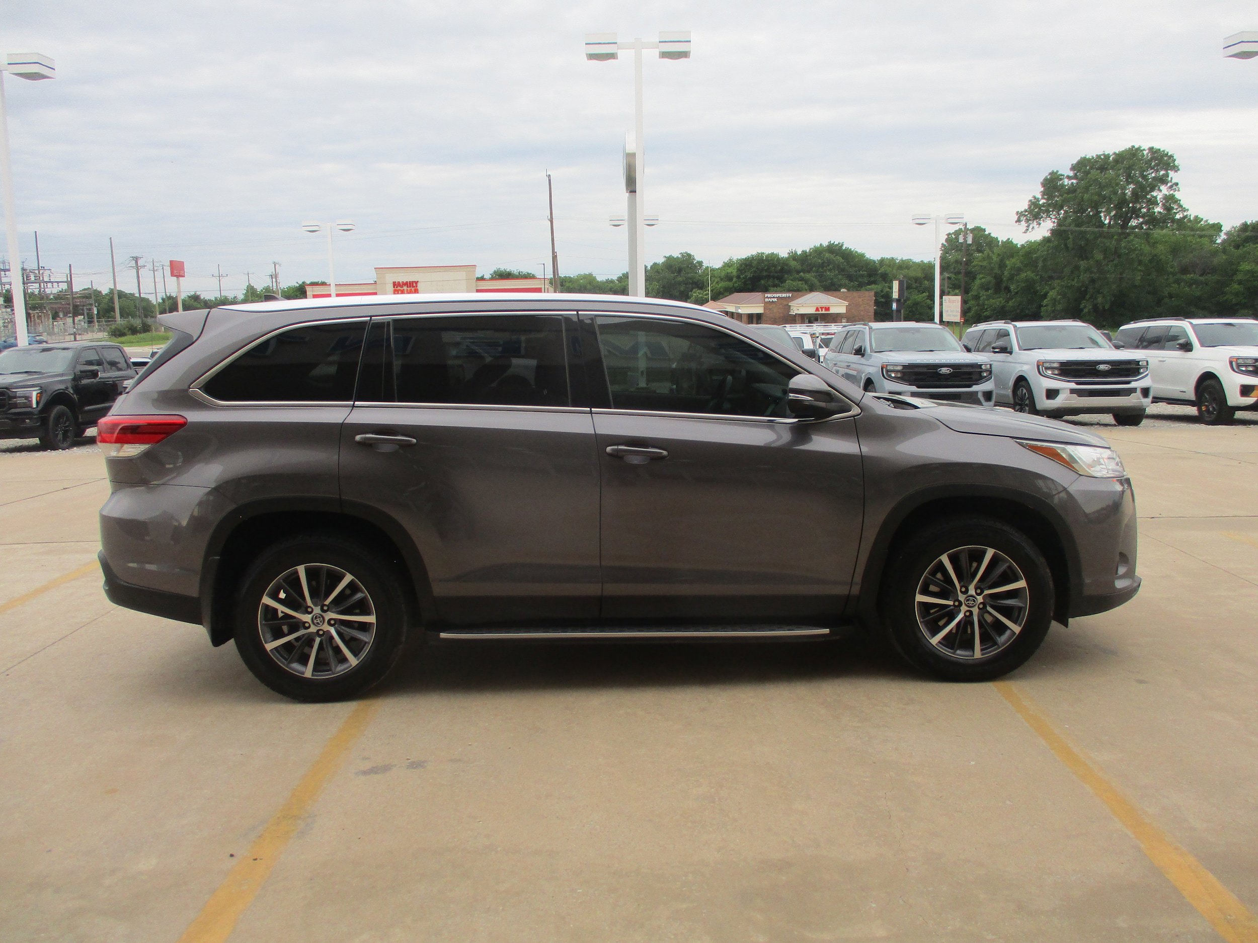 Used 2019 Toyota Highlander XLE FWD image 8
