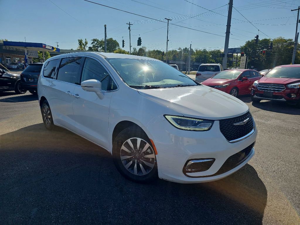Used 2022 Chrysler Pacifica Touring-L w/ Uconnect Theater Family Group image 1