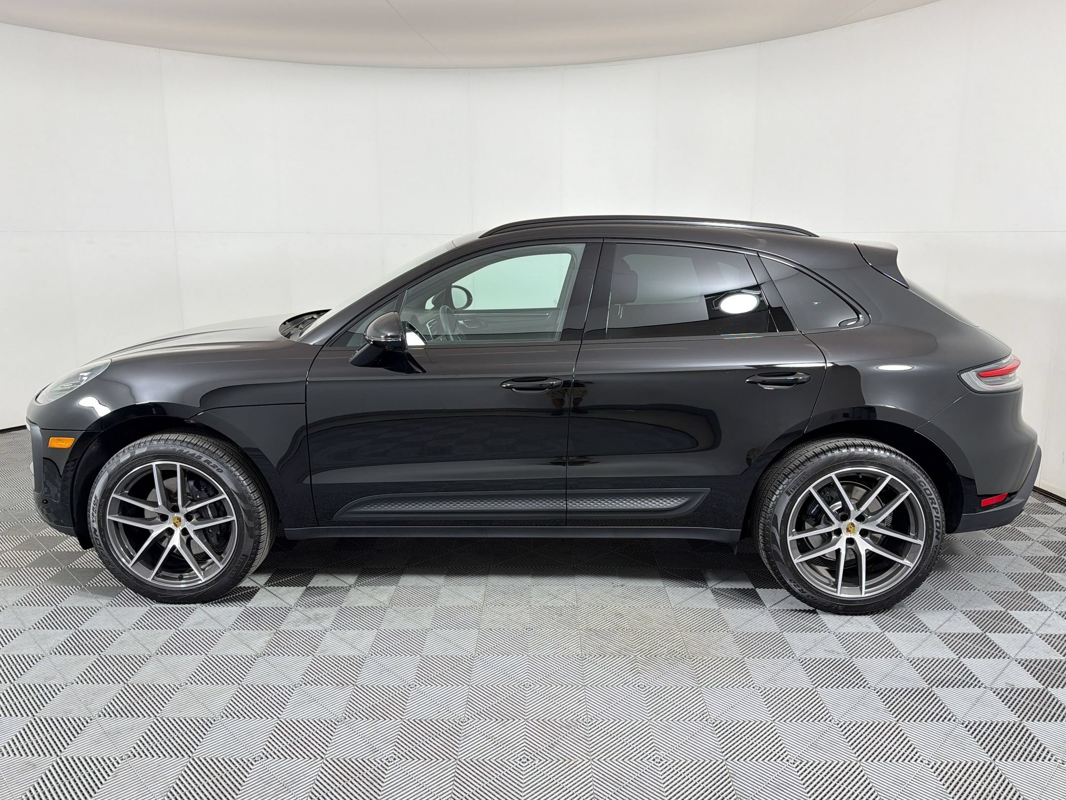 Certified 2026 Porsche Macan AWD/4WD image 2