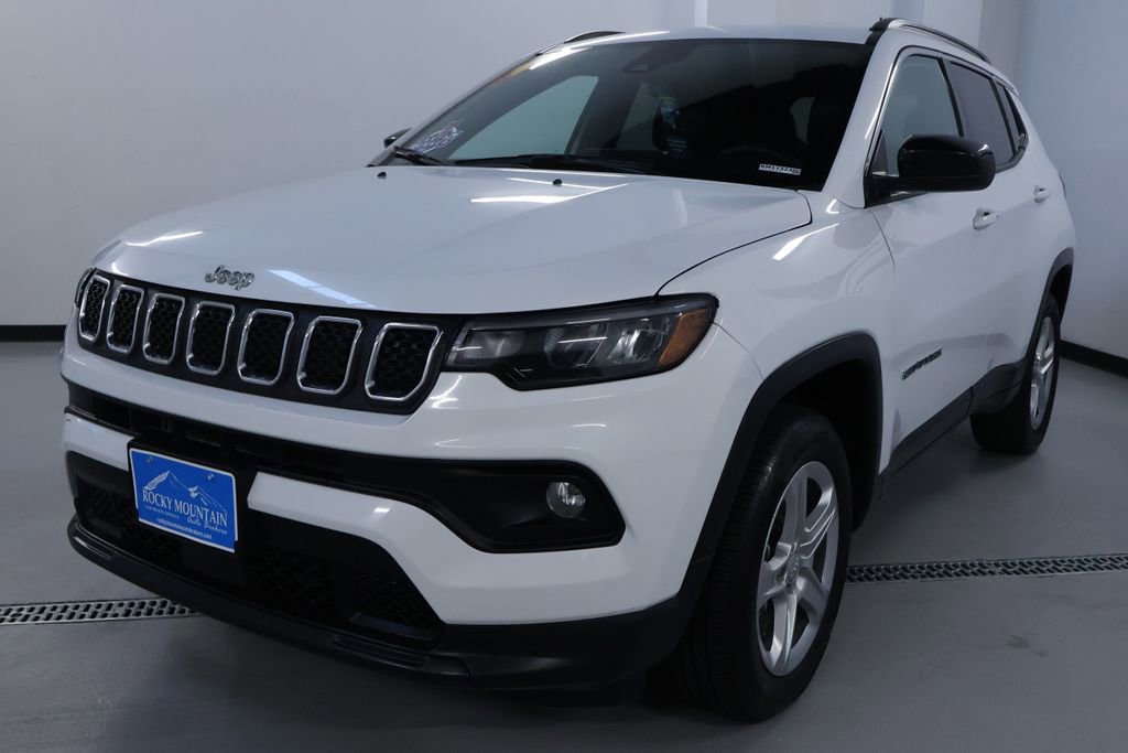 Used 2024 Jeep Compass Latitude image 3
