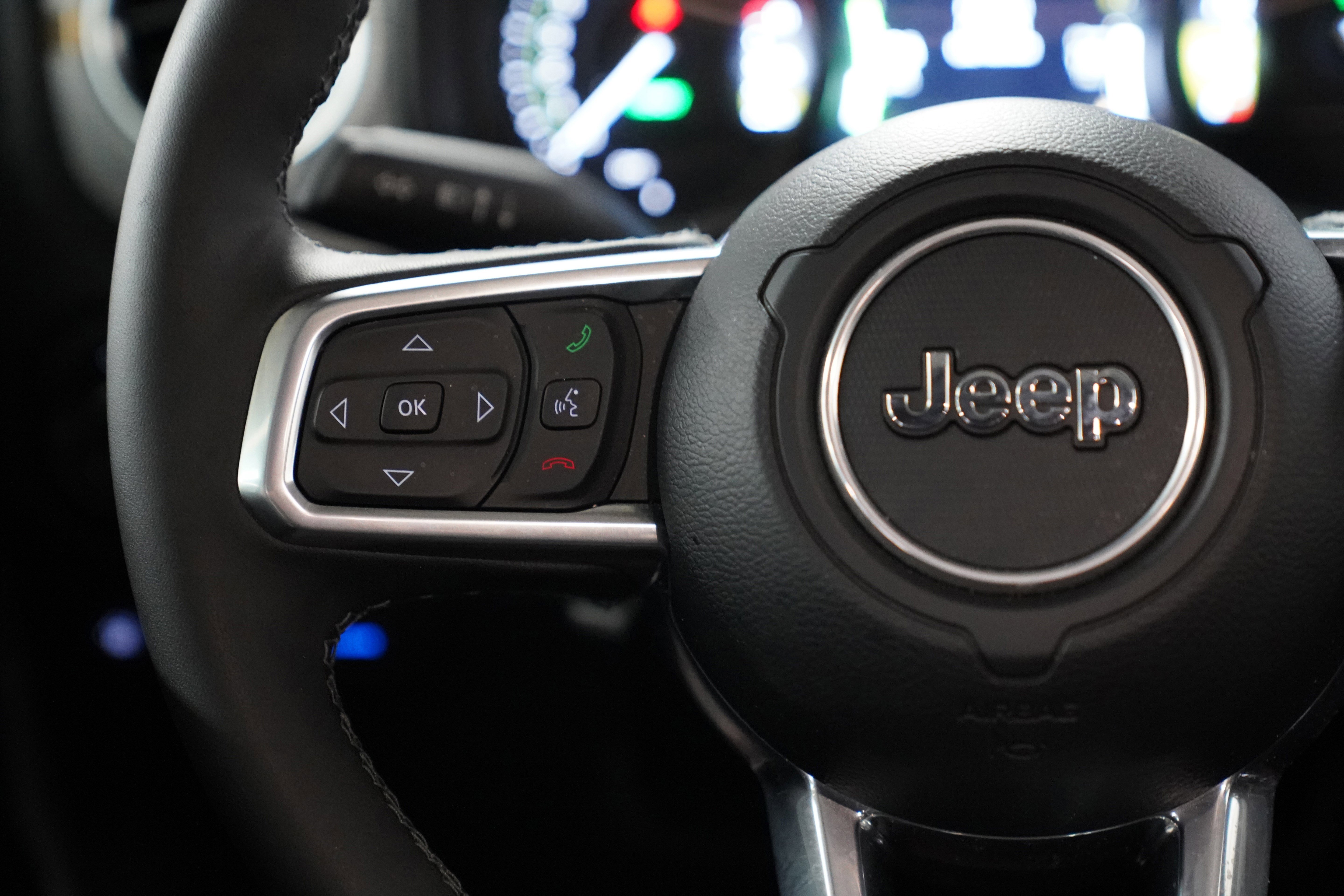Used 2025 Jeep Wrangler Sahara AWD/4WD image 19