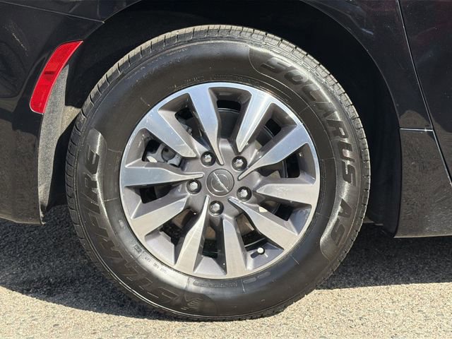 Used 2024 Chrysler Pacifica Limited FWD image 32