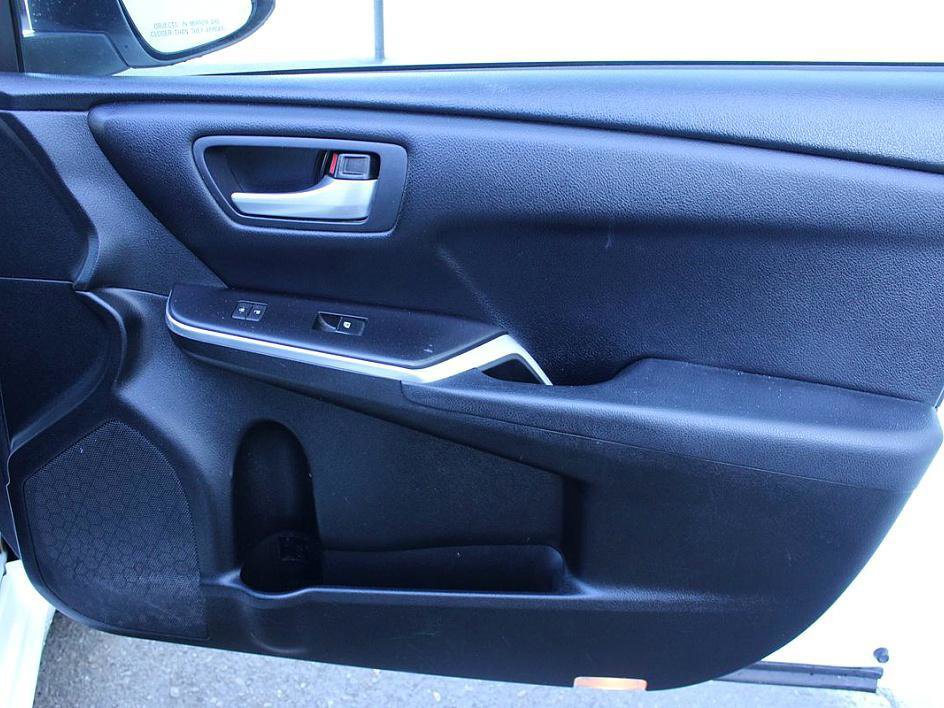 Used 2017 Toyota Camry SE image 27