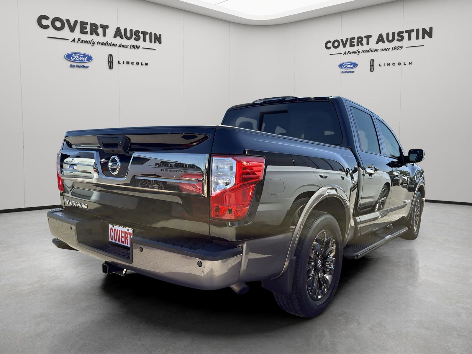 Used 2017 Nissan Titan Platinum Reserve image 4