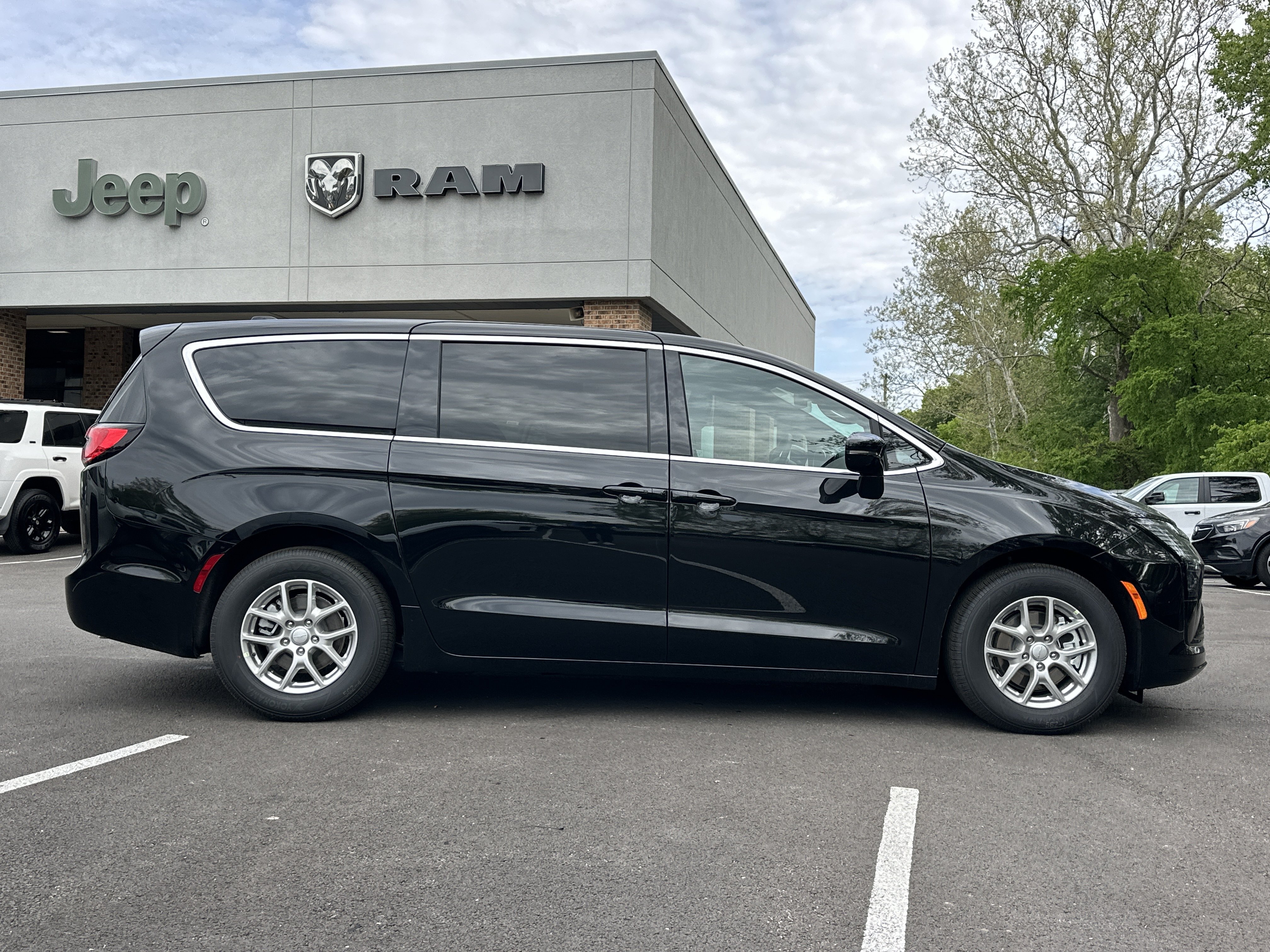 New 2027 Chrysler Pacifica Select FWD image 16