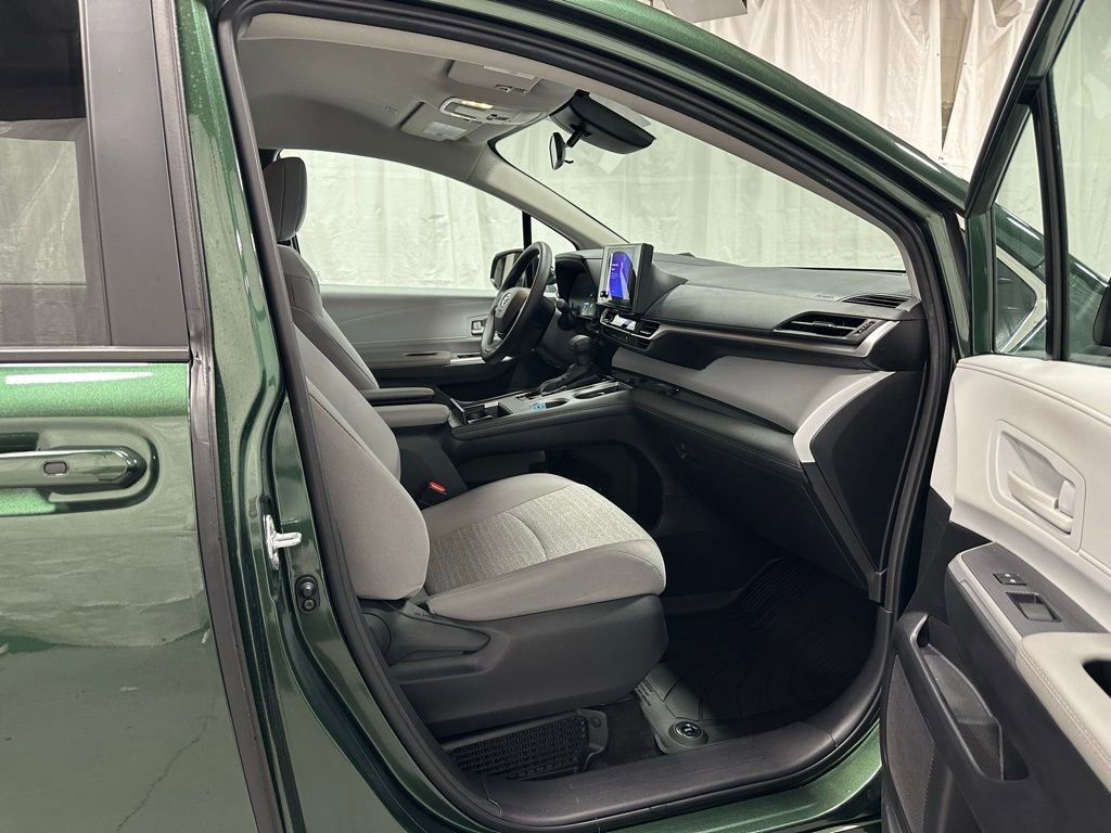 Used 2025 Toyota Sienna LE image 61