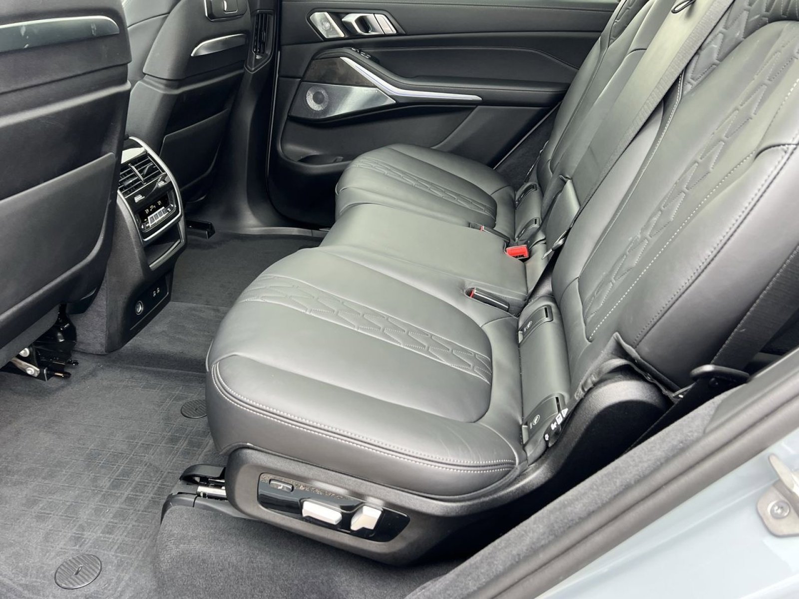 Used 2024 BMW X7 M60i w/ Executive Package image 26