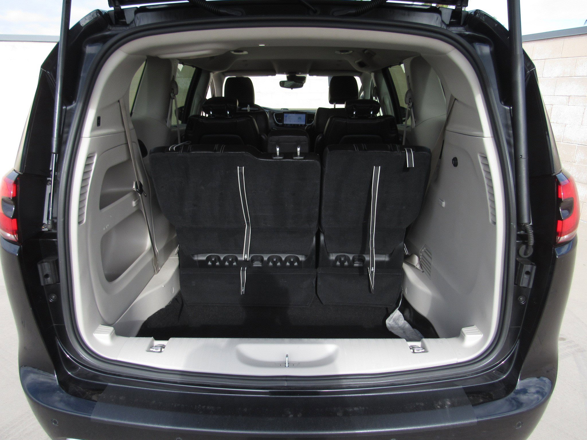 Used 2024 Chrysler Pacifica Touring-L image 13