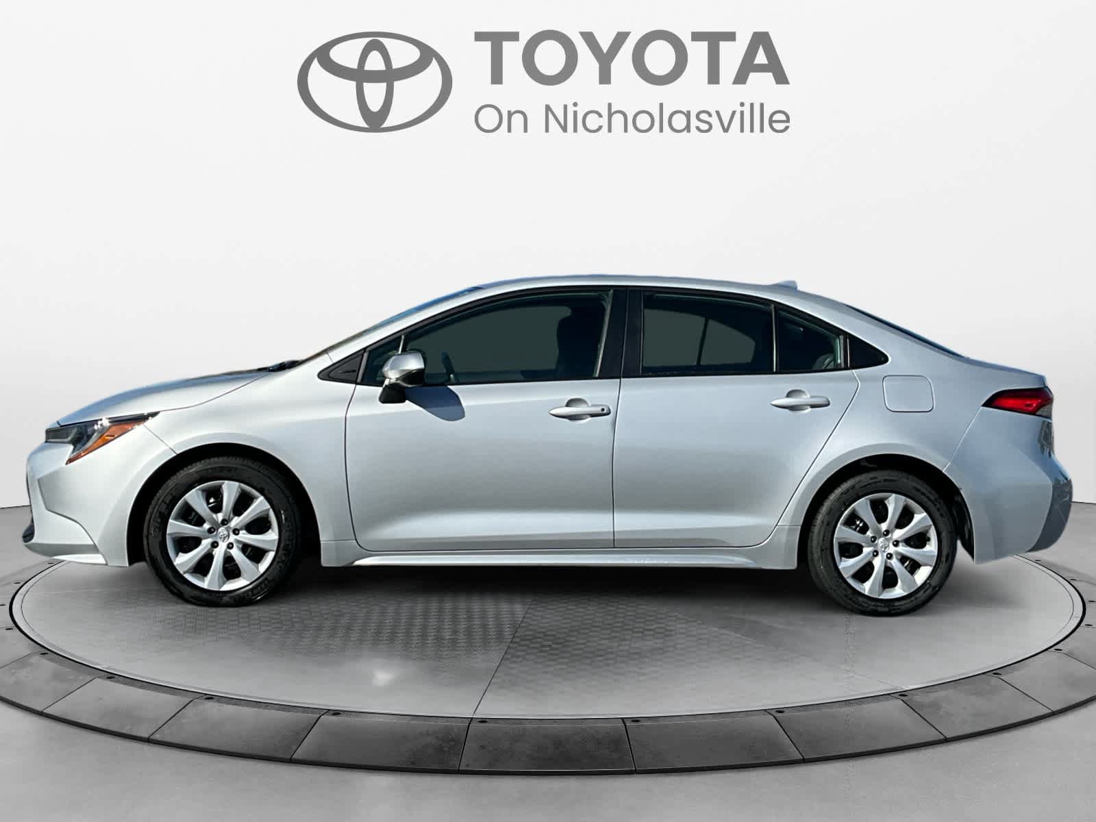 Used 2024 Toyota Corolla LE FWD image 2