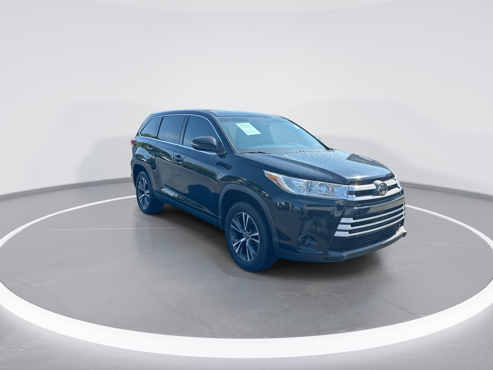 Used 2019 Toyota Highlander LE FWD image 2