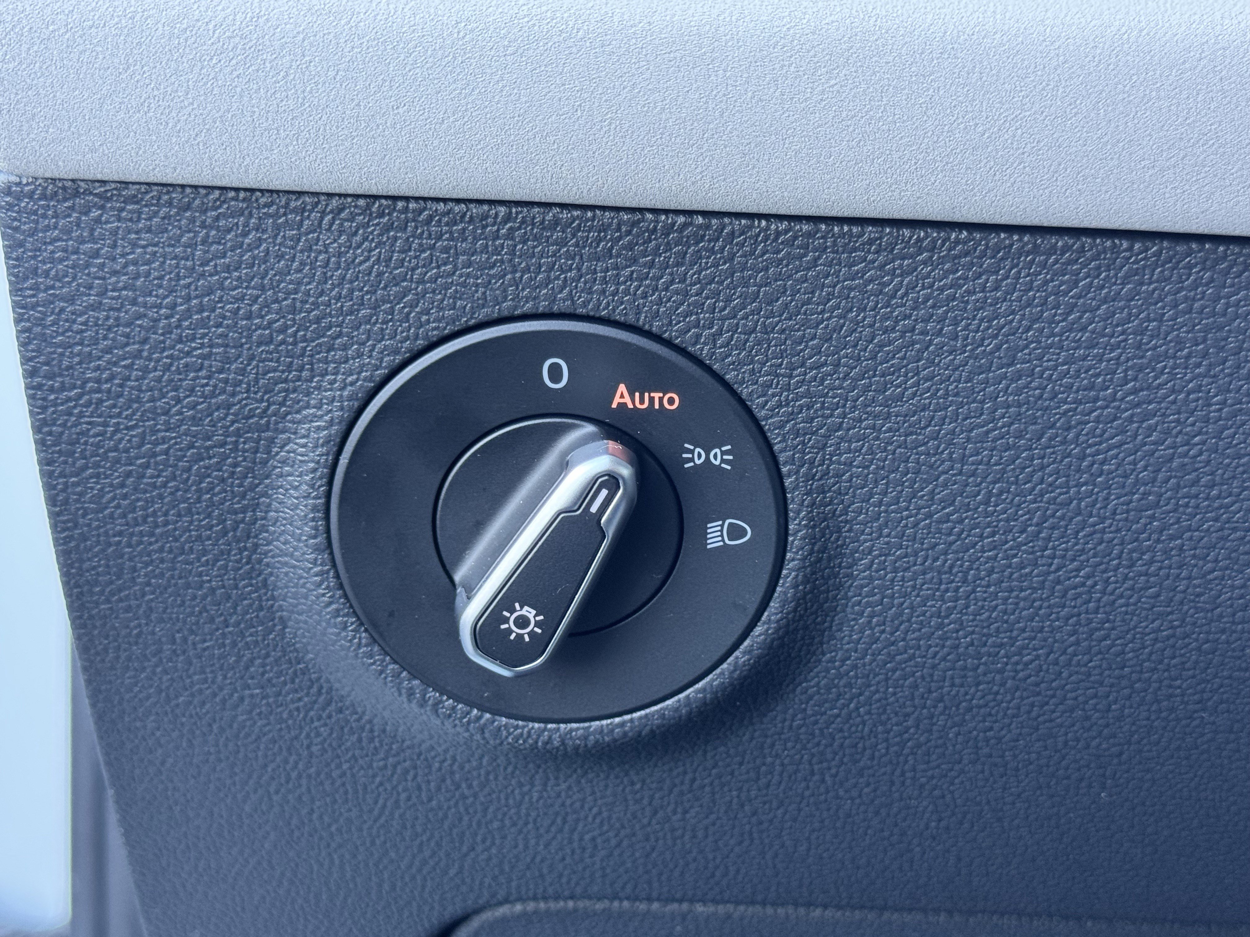 Used 2025 Volkswagen Taos SE image 31