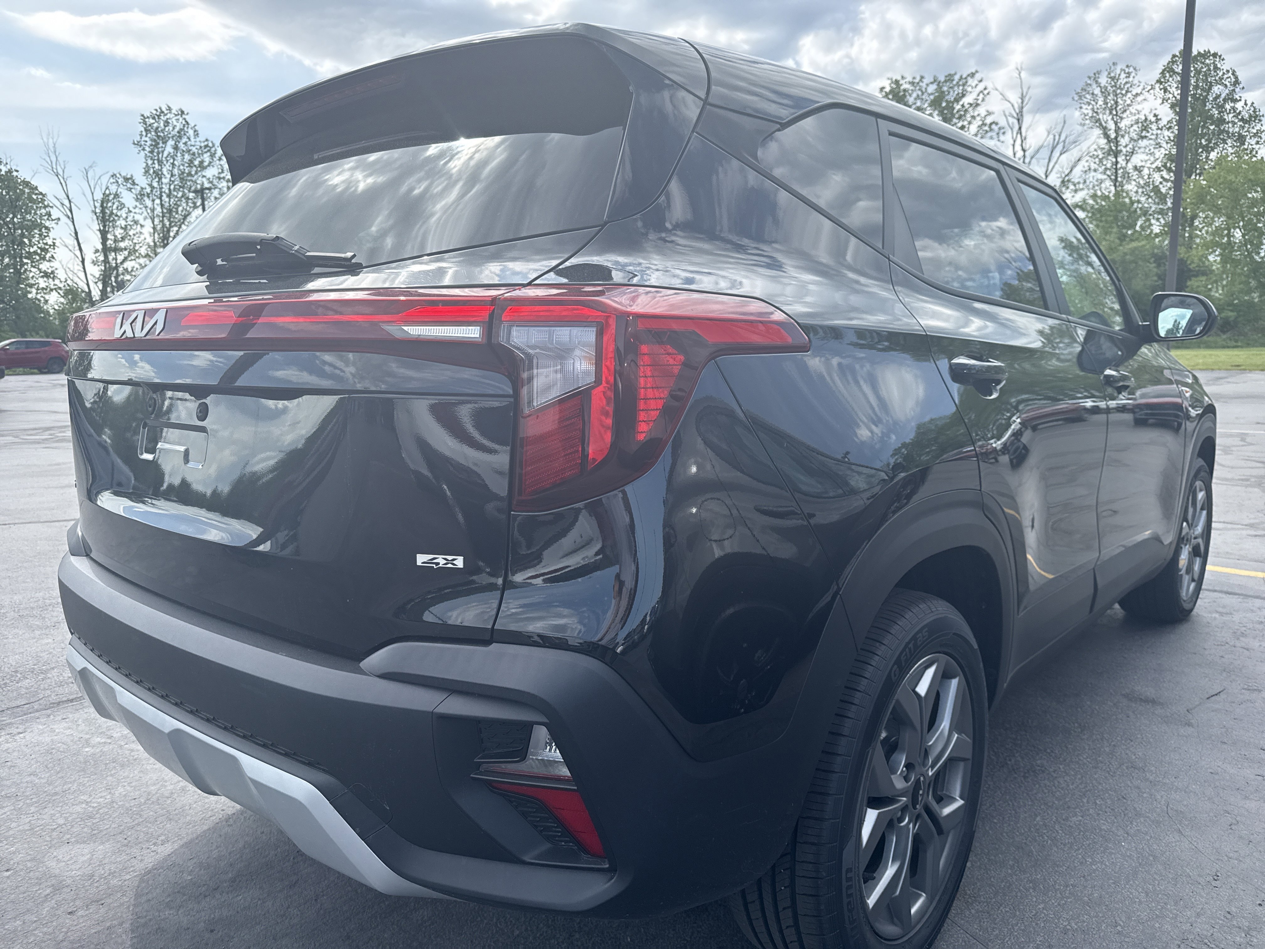 Used 2024 Kia Seltos LX AWD/4WD image 7