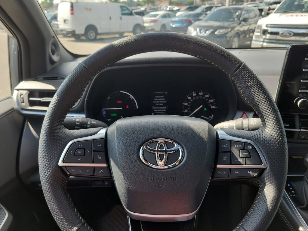 Used 2023 Toyota Sienna XLE Woodland Edition AWD/4WD image 31