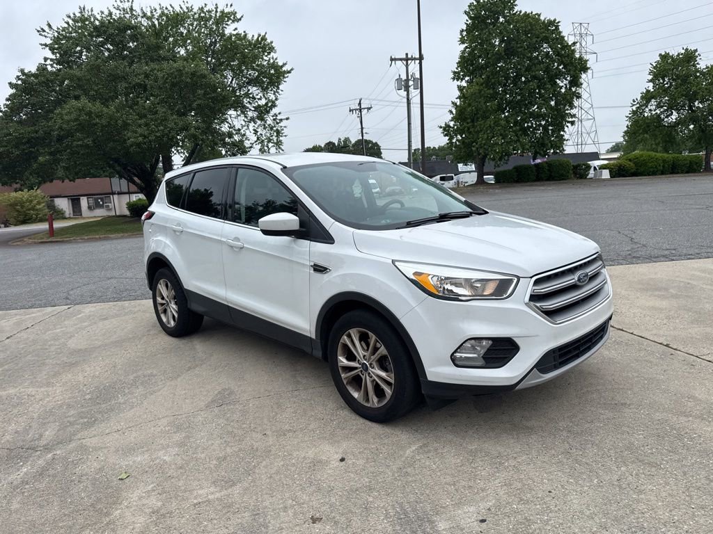 Used 2017 Ford Escape SE FWD image 2