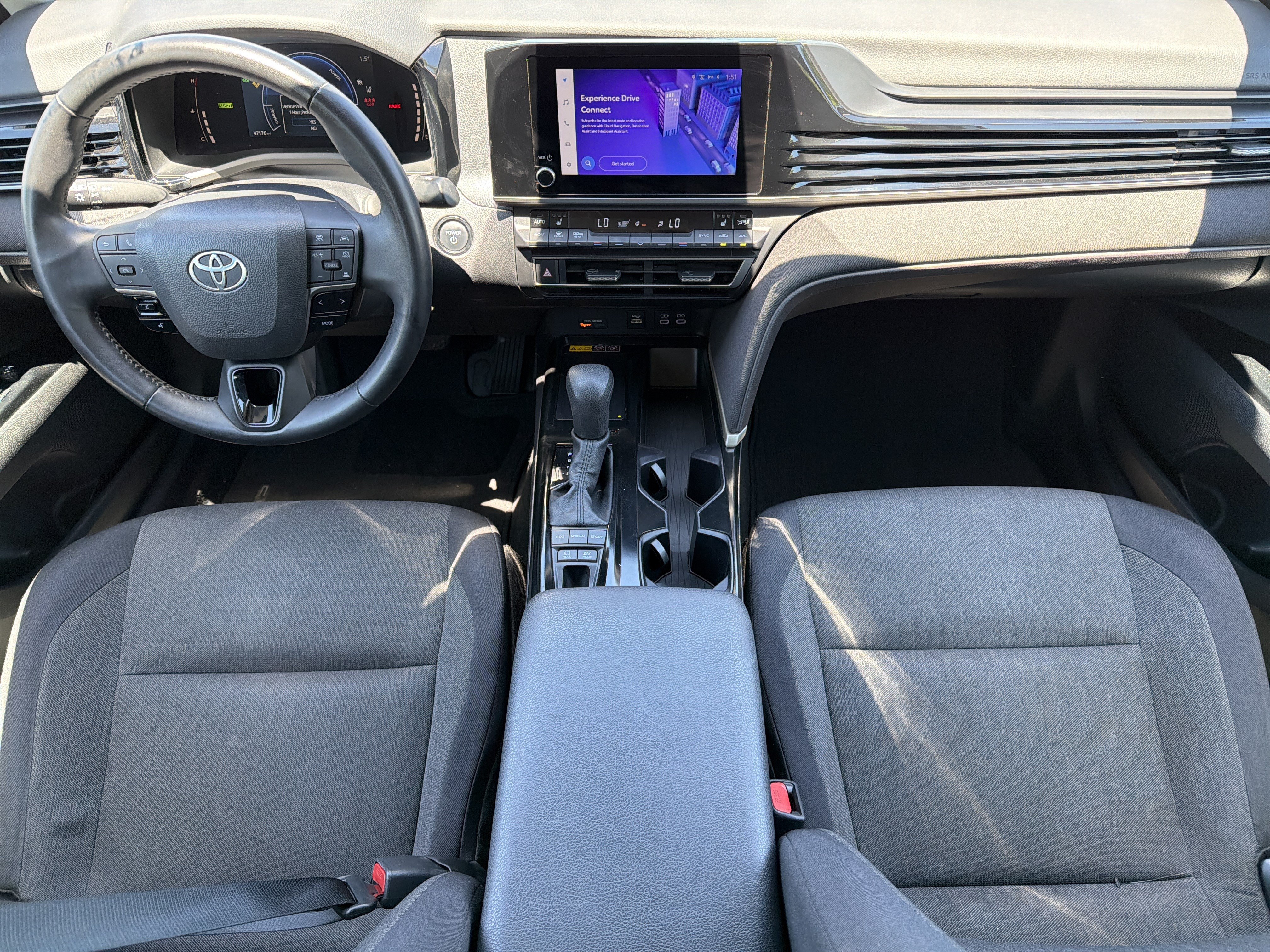 Used 2025 Toyota Camry LE AWD/4WD image 3