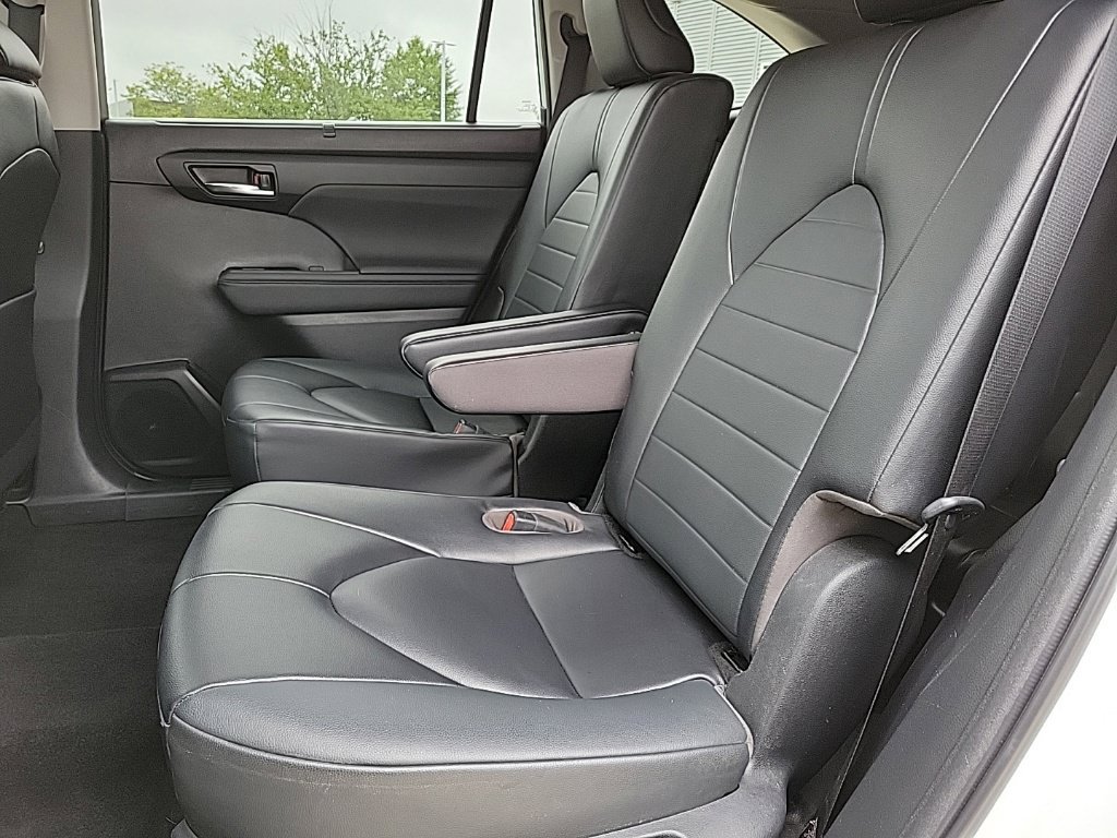 Used 2023 Toyota Highlander XLE AWD/4WD image 13