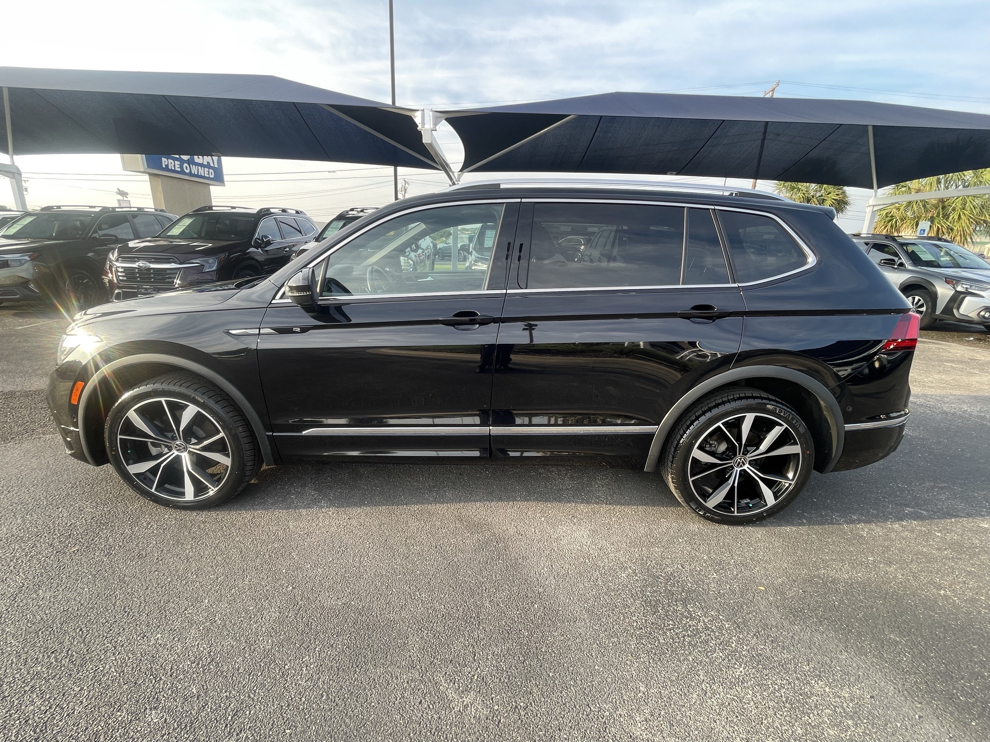 Used 2022 Volkswagen Tiguan SEL R-Line AWD/4WD image 4