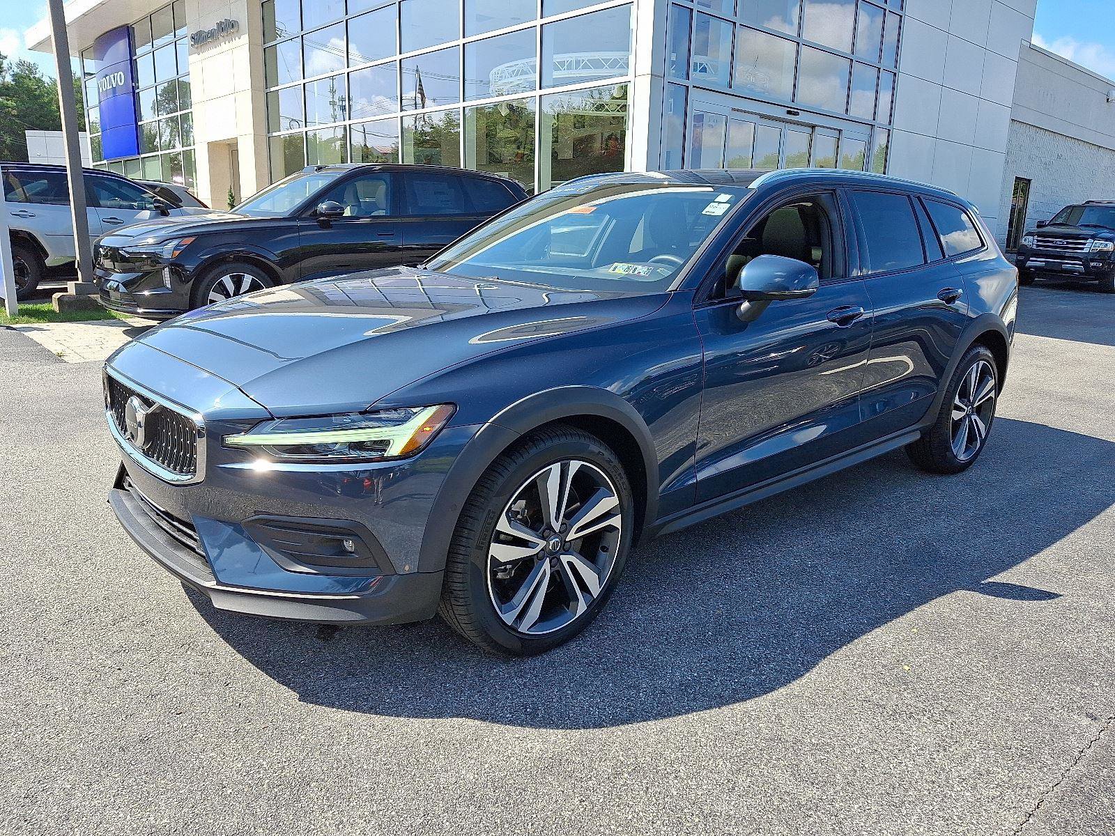 Certified 2023 Volvo V60 B5 Cross Country Plus image 3