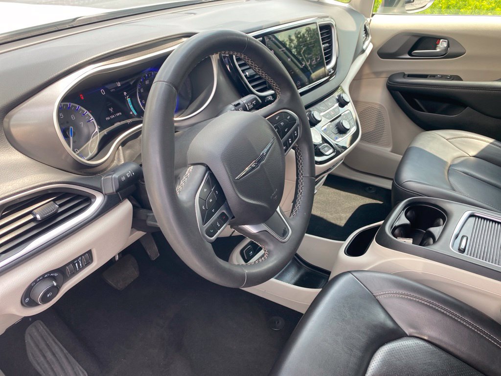 Used 2023 Chrysler Pacifica Touring-L FWD image 18