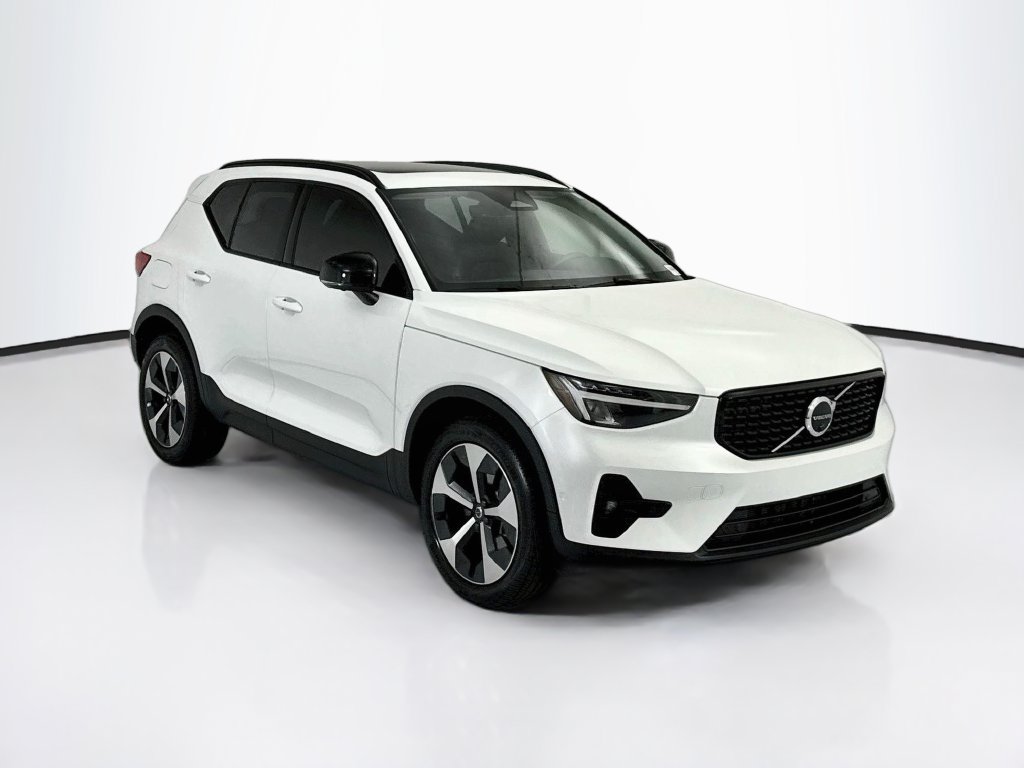 Used 2023 Volvo XC40 B5 Plus w/ Driver Assist Package AWD/4WD image 3