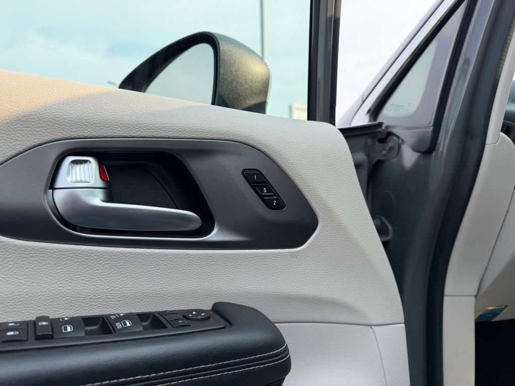 Used 2023 Chrysler Pacifica Touring-L image 14