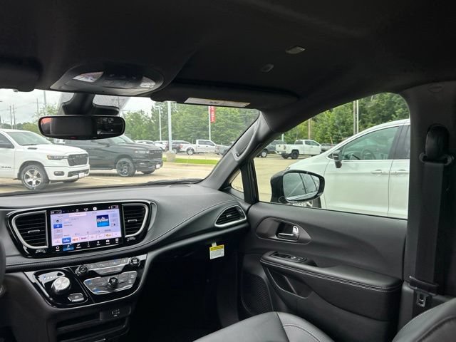 New 2027 Chrysler Pacifica Select FWD image 38