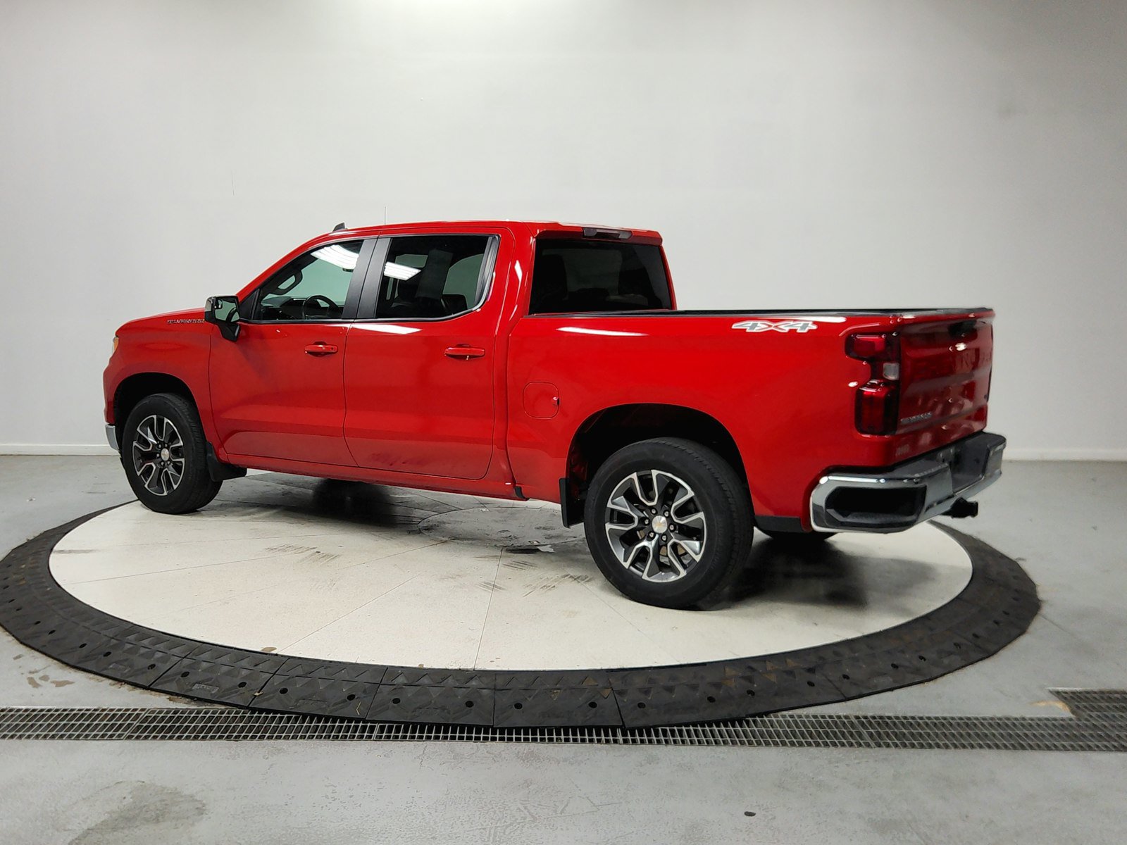 Used 2024 Chevrolet Silverado 1500 LT AWD/4WD image 6