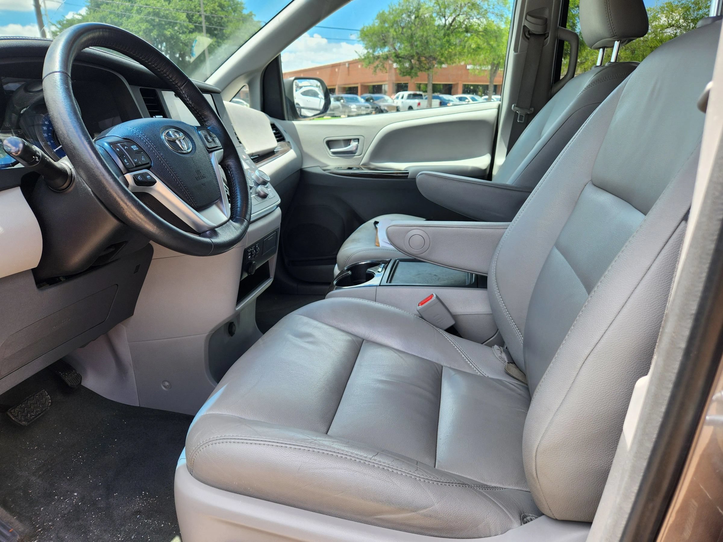 Used 2017 Toyota Sienna XLE w/ XLE Navigation Package FWD image 7