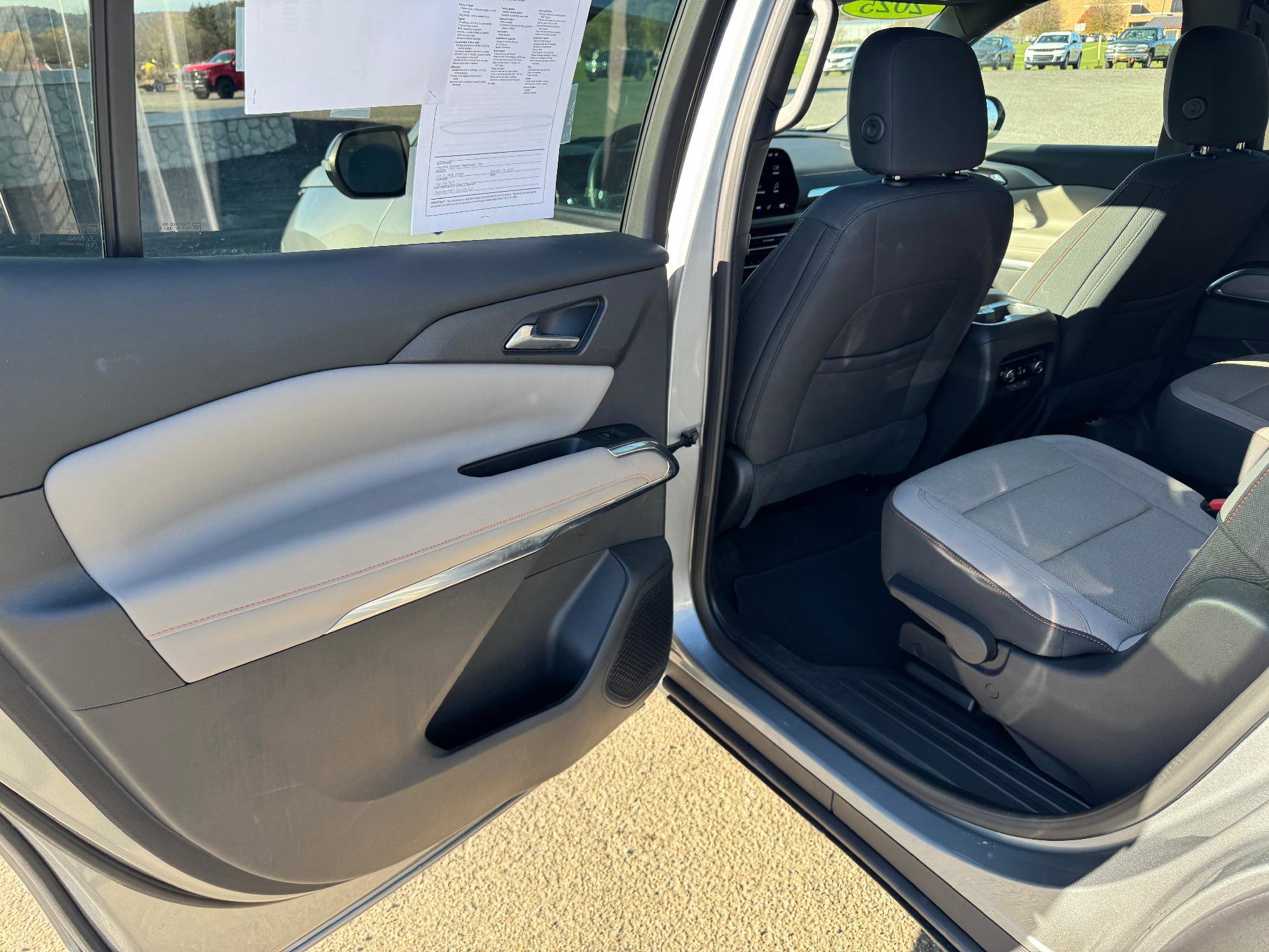 Used 2025 Chevrolet Traverse LT image 37