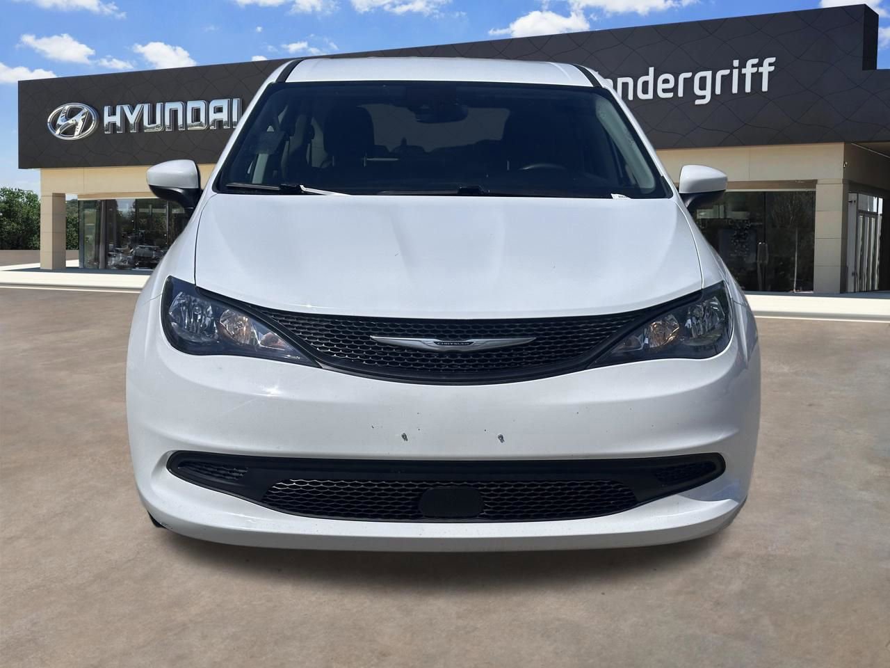 Used 2023 Chrysler Voyager LX FWD image 5