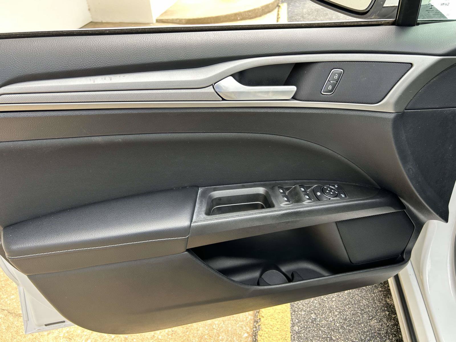 Used 2018 Ford Fusion SE w/ Fusion SE Technology Package FWD image 11